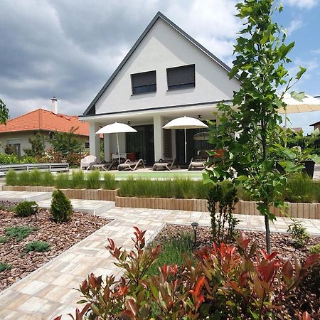 Relax Balaton Apartmanok Balatonfured Exterior photo