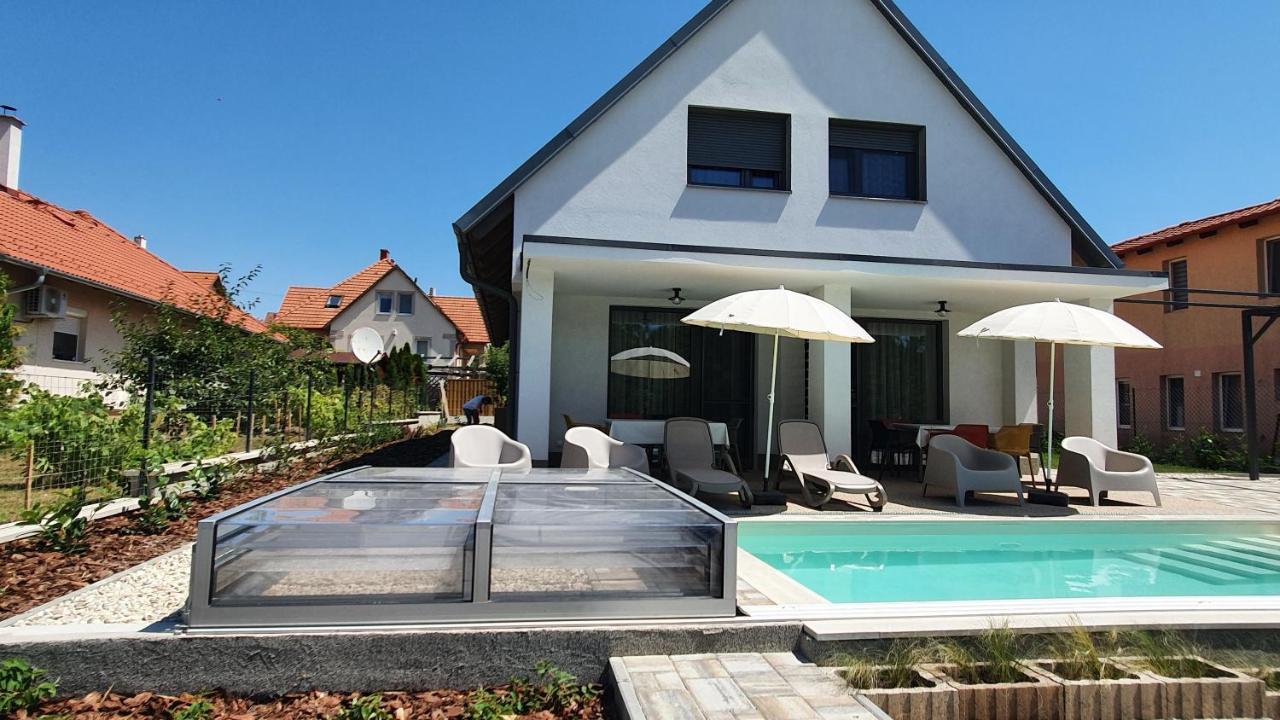 Relax Balaton Apartmanok Balatonfured Exterior photo
