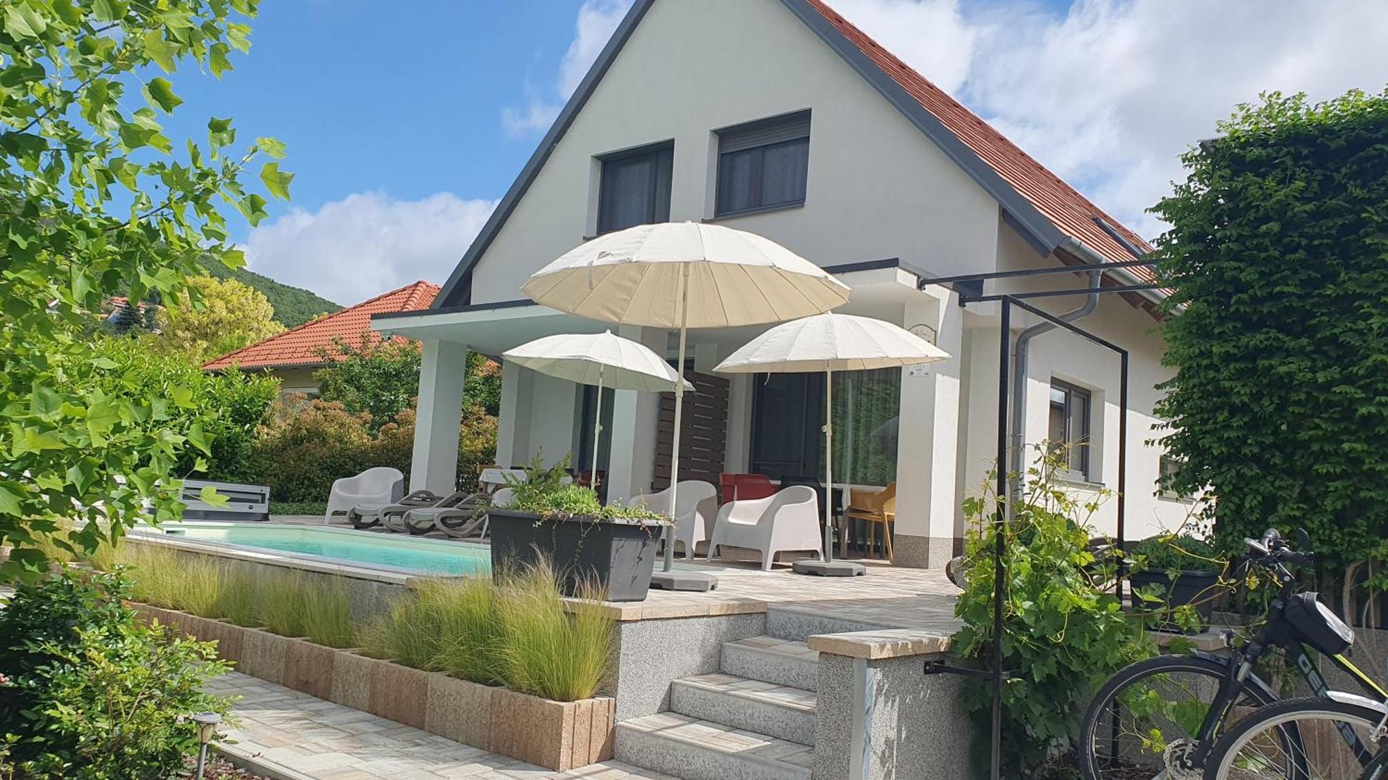 Relax Balaton Apartmanok Balatonfured Exterior photo